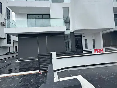 5 Bedroom Fully Detached Duplex with Spacious Living Room