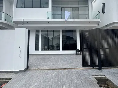4 Bedroom Fully Detached Duplex with Spacious Living Room