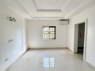 Newly Renovated 3 Bedroom Apartment (Fully Serviced)