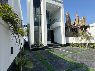 Beautiful Five (5) Bedroom Detached Duplex