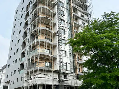 Expansive 4 Bedroom Apartment with Rooftop Pool & Sauna, Gym & Elevato
