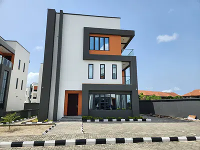 Luxury 5 Bedroom Detached Triplex Duplex with BQ
