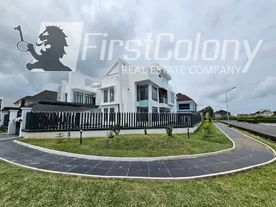 Grandiose Private 5 Bedroom Detached Home (with Swimming Pool)