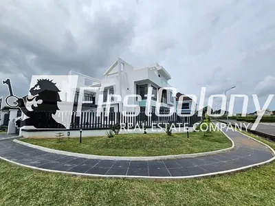 Grandiose Private 5 Bedroom Detached Home (with Swimming Pool)