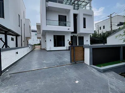 Luxury 5 Bedroom Fully Detached Duplex with Excellent Facility