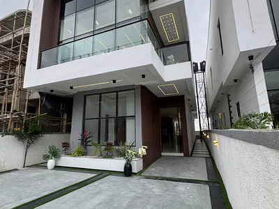Luxury 5 Bedroom Fully Detached Duplex with Swimming Pool