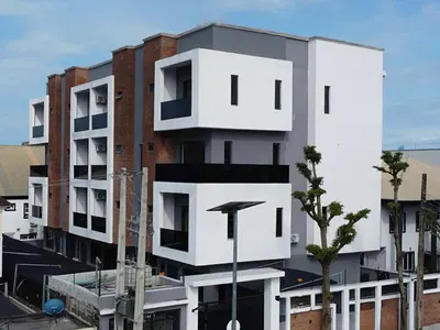 Luxury 3 Bedroom Maisonette House with a Pool and Gym