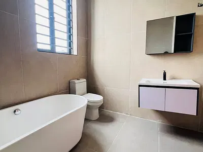 Ultra Modern 5 Bedrooms Detached House