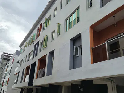 Well Maintained 2 Bedroom Flat Upstairs