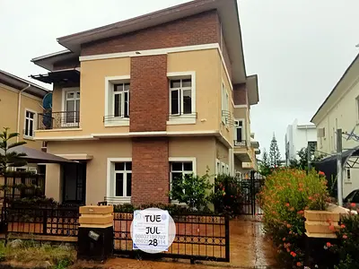 Well Finished 5 Bedroom House with 2 Rooms BQ on 500SQM