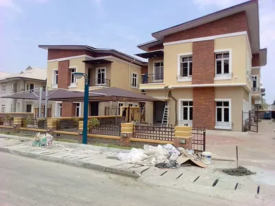 Well Finished 5 Bedroom House with 2 Rooms BQ on 500SQM