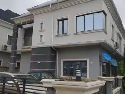 5 Bedroom Duplex Located Seperated 3 Bedroom Upstairs 2 Downstairs