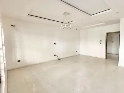 Luxury Miniflat with a Fully Fitted Kitchen in an Estate