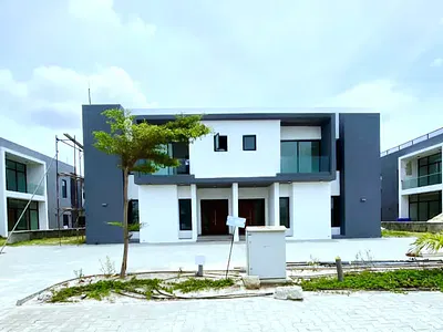 Contemporary 4 Bedroom Semi Detached Home