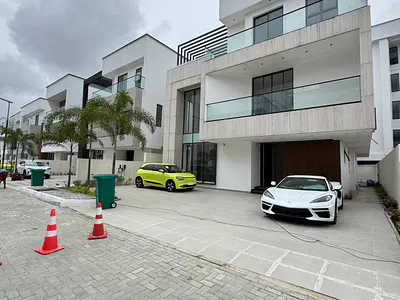 Exclusive 5 Bedroom with a Car