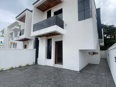 Contemporary 4 Bedroom Semi-Detached Duplex with BQ