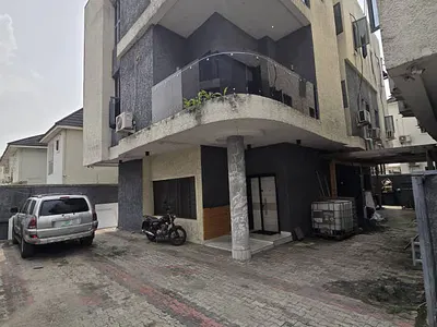 Spacious Fully Detached 5 Bedroom Duplex with Excellent Facility