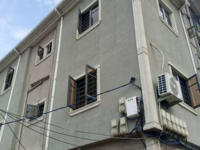 Clean 2 Bedroom Upstairs