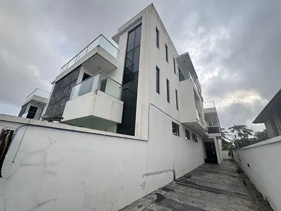 A Distress Luxury 5 Bedroom Duplex