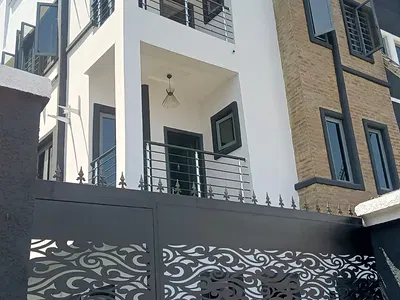 Excellent and Luxury 2 Bedroom Apartment Upstairs, Fully Serviced