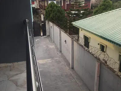 Renovated 3-Bedroom Apartment Upstairs in an Estate 3 Mins to Express