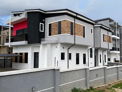 Luxury 5 Bedrooms Duplex with Excellent Features