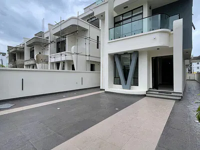 Amazing 5 Bedroom Duplex with a BQ, Pool, Gym