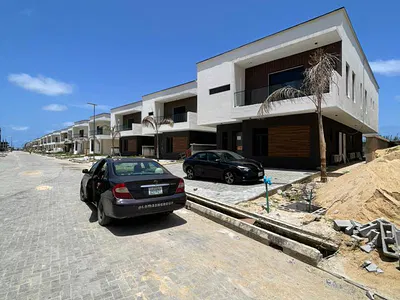 Beautiful 5 Bedroom Duplex with a BQ, Pool