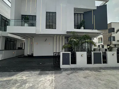 Luxurious 5 Bedroom Fully Detached Duplex