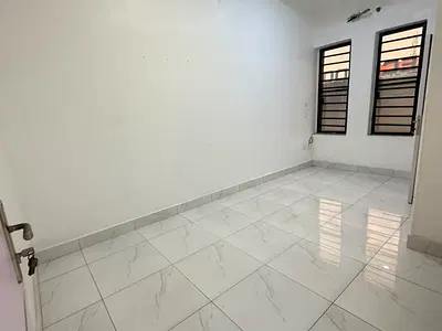 Standard Bedroom in a Shared Apartment (Video)