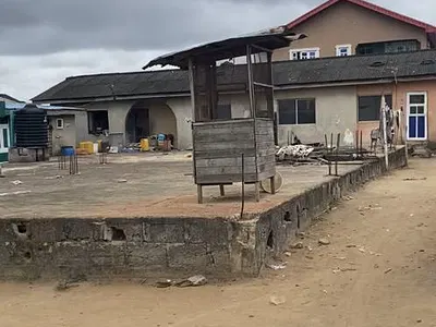 Dry Land with Demolishable Building in a Decent Neighborhood