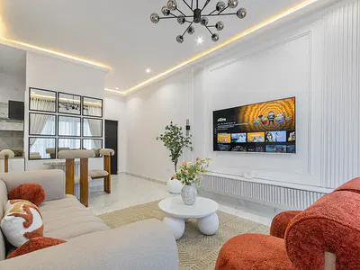 Hazel House -- Luxury 2-Bedroom Furnished Apartment