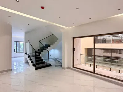 Furnished 3 Bedroom Maisonette with Fitted Kitchen