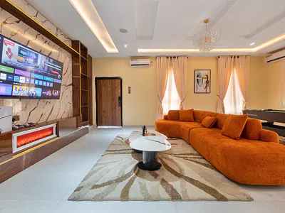 Tastefully Furnished 2 Bed Apartment with Snooker, PS5, Pool & Gym