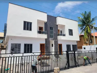 Lovely 2 Bedroom Apartment Upstairs