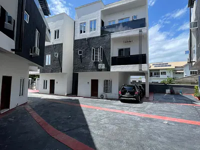 Contemporary 3 Bedroom Semi-Detached Duplex