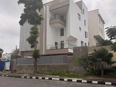 Ultra Luxury 5 Bedroom Detached Duplex with 2BQ, Pool, Laundry, Gym