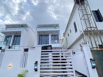 Elegant 5 Bedroom Luxurious Fully Detached Smart House with BQ & Pool