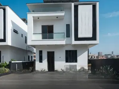 Beautiful 5 Bedroom Detached Duplex with a BQ