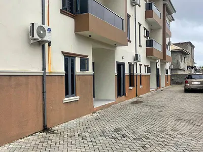 Luxury Sharp 2 Bedroom Apartment Upstairs