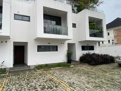 Rrae Beautiful Luxury Clean 4 Bedroom Terraced Duplex