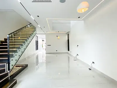 Contemporary 5 Bedroom Fully Detached Duplex