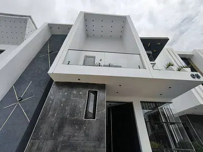 Well Renovated 5 Bedroom Fully Detached Plus BQ in an Estate