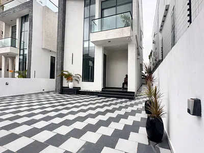 Luxurious 5 Bedroom House