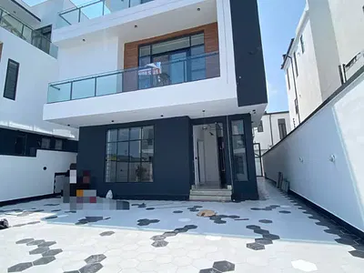Luxurious 5 Bedroom Fully Detached Duplex