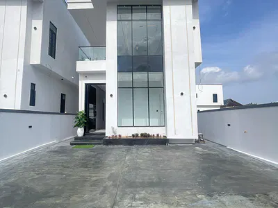 Enormous 5 Bedroom Duplex with a Pool and a BQ