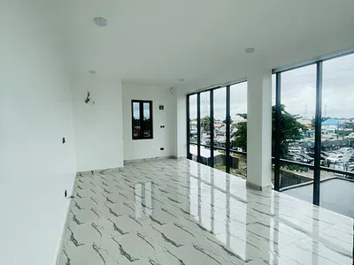 Spacious Shop & Office in a Busy Environment