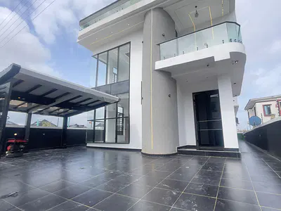 Luxury 5 Bedroom Fully Detached with Swimming Pool