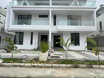 5 Bedroom Fully Detached Duplex with Spacious Living Room