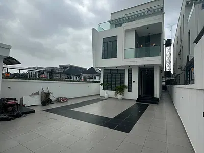 5 Bedroom Fully Detached Duplex with Ample Parking Space